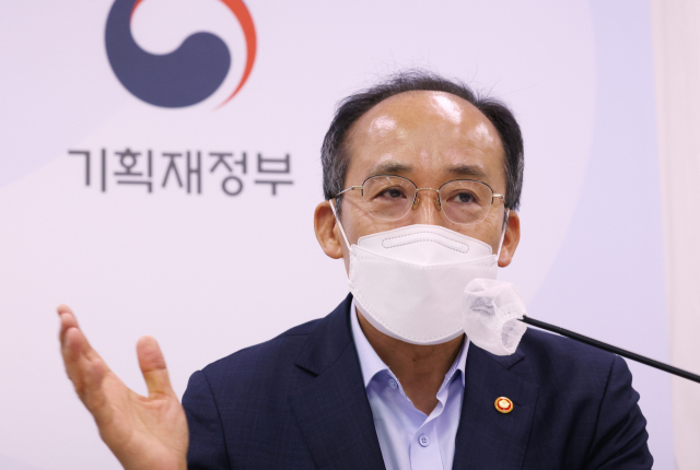 추경호 부총리 겸 기획재정부 장관이 올 여름 6%대의 물가 상승률을 기록할 것이라며 조만간 전기요금 인상안을 발표하겠다고 했다. 추 부총리가 20일 오전 세종시 정부세종청사에서 열린 기자간담회에서 발언하고 있다. 연합뉴스