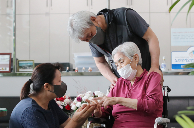 신종 코로나바이러스 감염증(코로나19) 규제가 점차 완화되면서 제한 없는 요양병원 면회가 허용된 20일 오후 대전시 대덕구 한 요양병원에서 한 가족이 면회하고 있다. 사진은 기사 내용과 무관함. 연합뉴스
