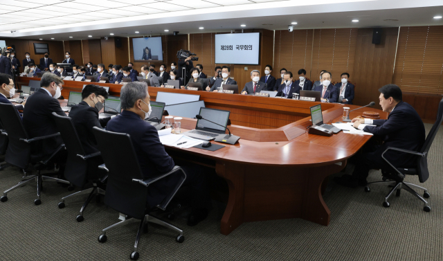 윤석열 대통령이 21일 서울 용산 대통령실 청사에서 열린 국무회의에서 발언하고 있다. 연합뉴스