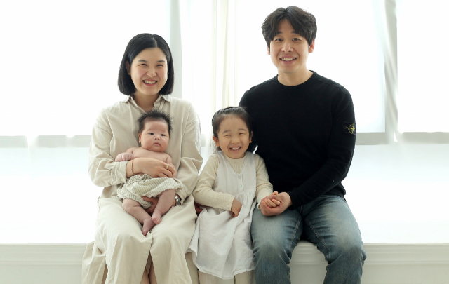 이진·권재희 부부와 첫째 딸 다영, 둘째 딸 다현.
