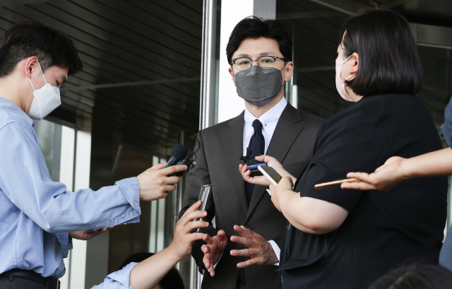 한동훈 법무부 장관이 20일 오후 정부과천청사를 나서며 질문에 답하고 있다. 연합뉴스