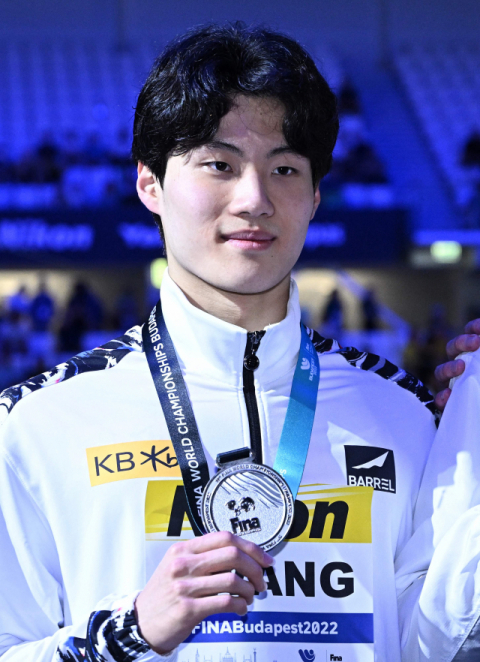 수영선수 황선우(19)가 20일(현지시간) 헝가리 부다페스트 두나 아레나에서 개최된 2022 국제수영연맹(FINA) 세계선수권대회 남자 자유형 200m 결승전 후 시상식에서 은메달을 들고 있다. 그는 결승전에서 1분44초47의 한국 신기록으로 1분43초21로 1위를 기록한 다비드 포포비치(루마니아·17)에 이어 2위를 차지했다. 연합뉴스