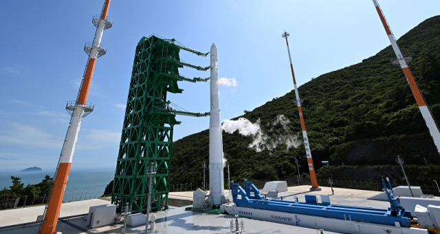 한국형 발사체 누리호(KSLV-Ⅱ)의 2차 발사일인 21일 전남 고흥군 나로우주센터 발사대에 거치된 누리호가 연료 충전을 마치고 기립장치 분리된 채 발사 카운트다운을 기다리고 있다. 연합뉴스