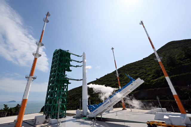 한국형 발사체 누리호(KSLV-Ⅱ)의 2차 발사일인 21일 전남 고흥군 나로우주센터 발사대에 거치된 누리호에서 기립 장치가 분리되고 있다. 연합뉴스