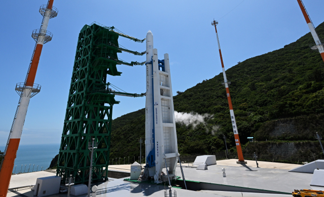 한국형 발사체 누리호(KSLV-Ⅱ)의 2차 발사일인 21일 전남 고흥군 나로우주센터 발사대에 거치된 누리호에 연료와 산화제가 주입되고 있다. 연합뉴스