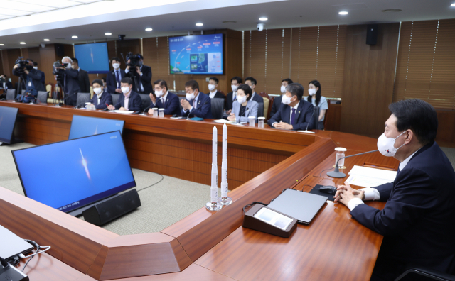 윤석열 대통령이 21일 서울 용산 대통령실 청사 영상회의실에서 한국형 발사체 누리호(KSLV-Ⅱ) 발사 생중계를 시청하고 있다. 연합뉴스