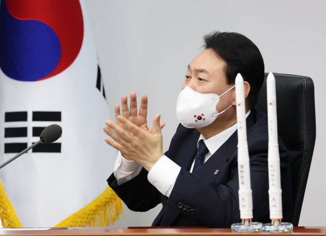 윤석열 대통령이 21일 서울 용산 대통령실 청사 영상회의실에서 한국형 발사체 누리호(KSLV-Ⅱ) 발사 생중계를 시청하고 있다. 연합뉴스