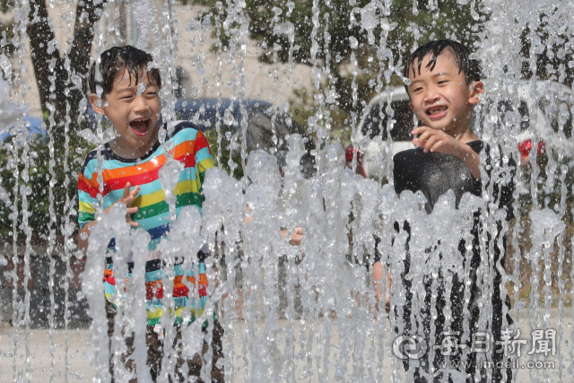 대구지역 낮 최고기온이 34.1℃까지 오르며 대구경북 대부분 지역에 폭염특보가 내려진 21일 오후 서구 평리공원 바닥분수에서 어린이들이 시원한 물줄기 사이로 뛰어다니며 더위를 식히고 있다. 정운철 기자 woon@imaeil.com