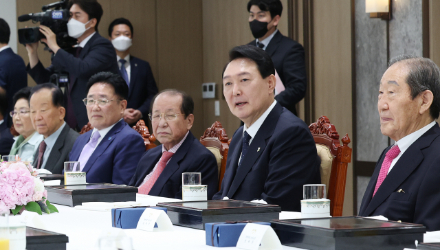 윤석열 대통령이 21일 서울 용산 대통령실 청사에서 열린 국민의힘 상임고문단 초청 오찬 간담회에서 발언하고 있다. 연합뉴스
