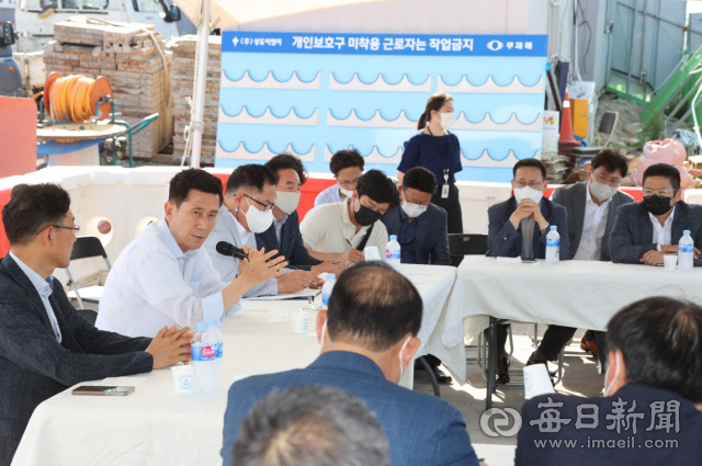 21일 포항시 북구 영일만산업단지에서 이강덕 포항시장이 공무원과 기업관계자들과 함께 투자 유치 현장 점검 회의를 하고 있다. 포항시 제공