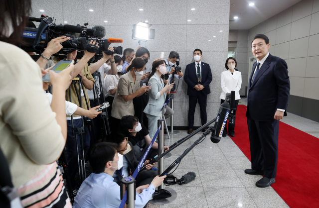 윤석열 대통령이 21일 서울 용산 대통령실 청사로 출근하며 기자들과 질의응답을 하고 있다. 연합뉴스
