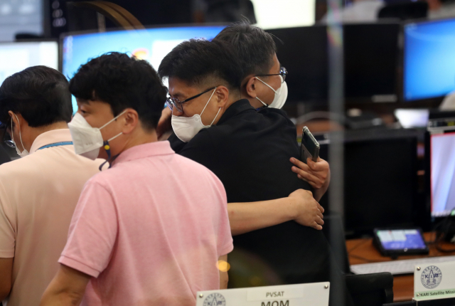 한국형 발사체 누리호(KSLV-II)가 발사된 21일 오후 대전시 유성구 어은동 한국항공우주연구원 위성종합관제실에서 연구원들이 포옹하고 있다. 연합뉴스