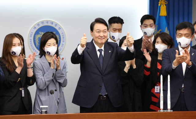 윤석열 대통령이 21일 서울 용산 대통령실 청사 영상회의실에서 한국형 발사체 누리호(KSLV-Ⅱ) 발사가 끝난 뒤 고정환 한국항공우주연구원 한국형발사체개발사업 본부장과 영상통화를 하며 엄지척을 하고 있다. 연합뉴스