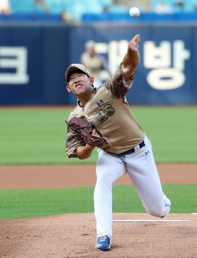 삼성라이온즈 허윤동이 21일 대구 키움히어로즈전에서 선발 마운드에 올라 역투하고 있다. 삼성라이온즈 제공