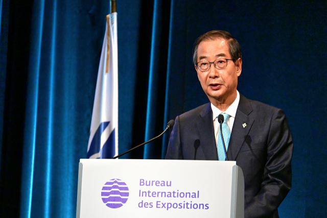 한덕수 국무총리가 21일 오전(현지시간) 파리 국제박람회기구(BIE) 총회장에서 2030 부산 세계박람회(엑스포) 유치 경쟁 발표(프레젠테이션)를 하고 있다. 연합뉴스