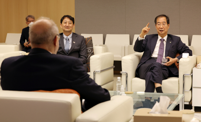 한덕수 국무총리가 19일 오전 인천국제공항 제2터미널 귀빈실에서 2030 부산세계박람회(엑스포) 유치 지원을 위해 프랑스 파리로 출국하기 전, 필립 르포르 주한 프랑스대사와 면담하고 있다. 한 총리의 취임 후 첫 해외 일정인 이번 프랑스 방문은 오는 23일까지 3박5일 일정이다. 연합뉴스