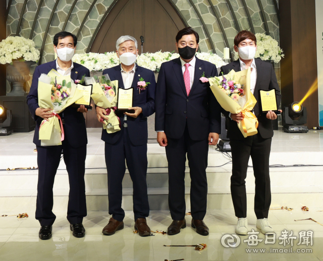 21일 열린 2022년 경산시체육회 민선출범 3주년 기념 및 체육인대회에서 경산시최고체육상을 수상한 최영조 경산시장과 이기동 경산시의회 의장(왼쪽부터), 최한식 경산고 럭비부 감독(맨 오른쪽)이 강영근 경산시체육회장과 기념촬영을 했다. 경산시체육회 제공