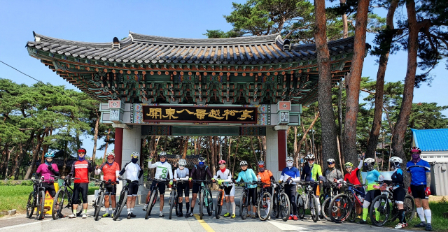경북도 명품 자전거길 탐사팀원들이 관동8경의 하나인 울진 월송정입구에서 인생샷을 남기고 있다.
