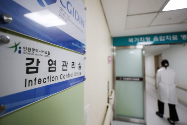 22일 인천시 동구 인천의료원에서 의료진이 국가지정 음압 치료 병동으로 들어가고 있다. 국내 첫 원숭이두창 의사환자(의심자) 2명은 각각 부산 소재 병원과 인천의료원에 격리돼 치료받고 있다. 연합뉴스