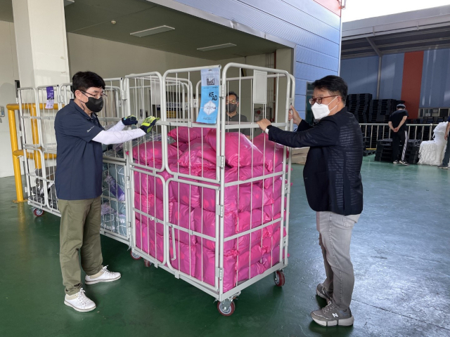 전창록(오른쪽) 경상북도경제진흥원장이 지역기업 봉사활동을 하고 있다. 경북경제진흥원 제공