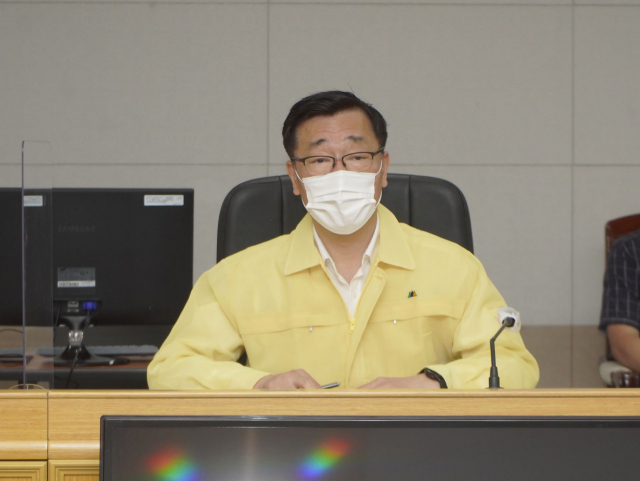 어명소 국토교통부 제2차관이 10일 정부세종청사에서 화물연대 위원장과 면담하고 있다. 연합뉴스