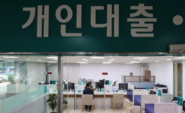 20대 청년층의 가계대출과 제2금융권대출 총액이 급격히 늘어난 가운데 개인회생을 신청하는 청년들도 증가하는 추세다. 사진은 이날 서울 시내 은행 창구 모습. 연합뉴스