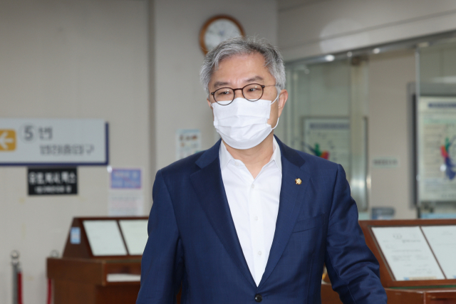 더불어민주당 최강욱 의원이 22일 오전 서울 서초구 중앙지법에서 열린 공직선거법 위반 혐의 관련 2심 공판에 출석하고 있다. 연합뉴스