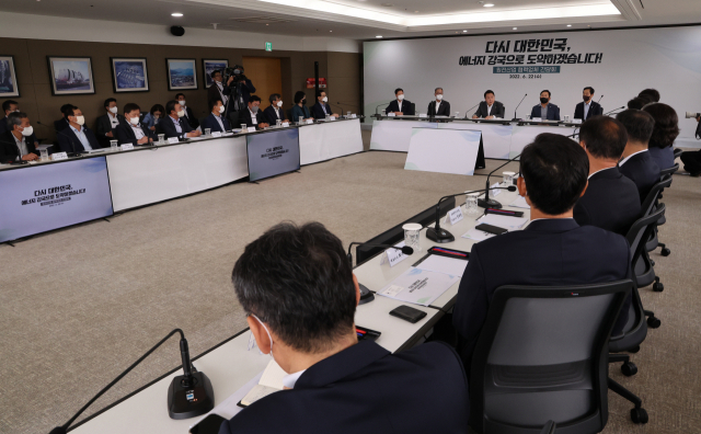 윤석열 대통령이 22일 경남 창원시 두산에너빌리티에서 열린 원전산업 협력업체 간담회에서 발언을 하고 있다. 연합뉴스