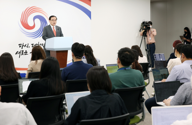 김성한 국가안보실장이 22일 오후 서울 용산 대통령실 청사에서 윤석열 대통령의 북대서양조약기구(NATO) 정상회의 참석 관련 브리핑을 하고 있다. 연합뉴스