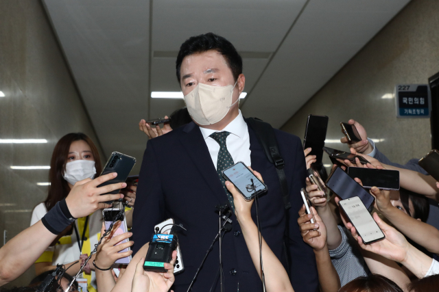 국민의힘 김철근 당 대표 정무실장이 22일 참고인 조사를 위해 국회에서 열린 당 중앙윤리위원회 회의장으로 입장하며 취재진의 질문에 답하고 있다. 연합뉴스