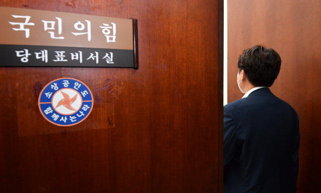 윤리위원회 징계 심의를 앞둔 국민의힘 이준석 대표가 22일 오후 저녁 식사를 마치고 국회 당대표실로 향하고 있다. 연합뉴스