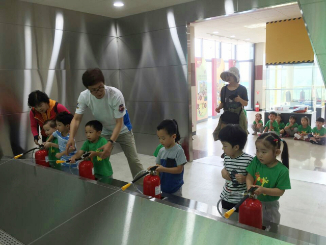 경북도교육청이 의성 옛 다인초등학교 달제분교장을 활용해 조성한 경북교육청 의성안전체험관은 아이들이 실제로 화재 등 긴급 상황에 대처할 수 있는 다양한 체험형 교육을 받을 수 있는 장소다. 사진은 코로나19 확산 이전에 촬영. 경북교육청 제공