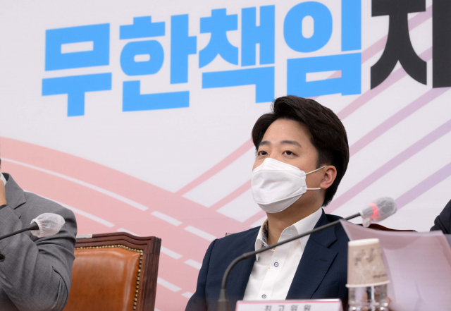국민의힘 이준석 대표가 23일 오전 국회에서 열린 최고위원회의에서 권성동 원내대표의 발언을 듣고 있다. 연합뉴스