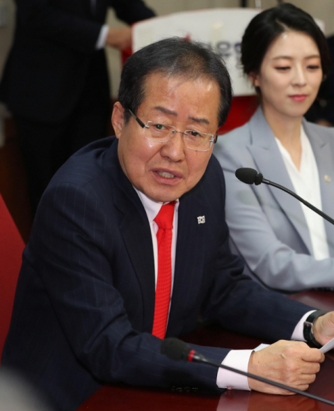 2018년 당시 자유한국당 대표였던 홍준표 대구시장 당선인이 엽입인사 환영식에서 발언하고 있다. 뒤쪽에 배현진 현 최고위원도 있다. 연합뉴스