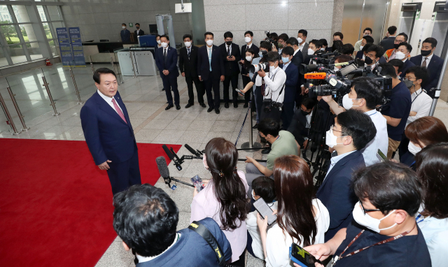 비위 혐의로 윤리위에 회부된 이준석 국민의힘 대표와 당내 계파 갈등이 윤석열 정부 성공의 최대 걸림돌이라는 분석이 나오고 있다. 취재진의 질문에 답하는 윤석열 대통령. 연합뉴스