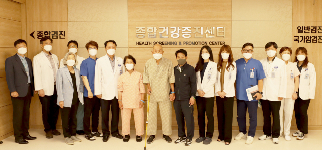 차의과대 구미차병원 관계자들과 6·25 참전용사 및 유가족들이 무료 건강검진에 앞서 기념촬영하고 있다. 구미차병원 제공