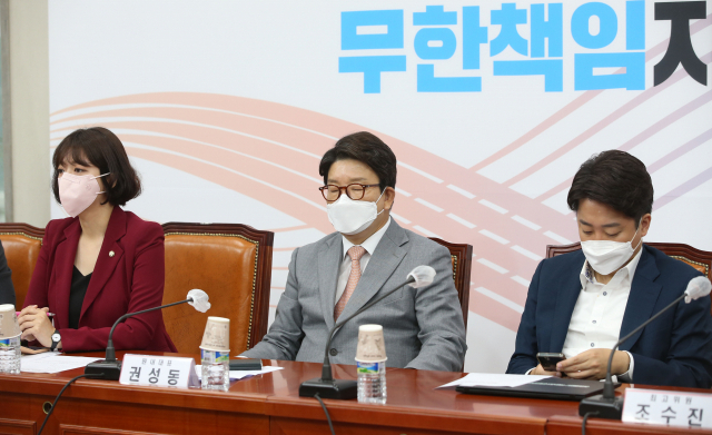 국민의힘 이준석 대표와 권성동 원내대표, 배현진 최고위원이 23일 오전 서울 여의도 국회에서 열린 최고위원회의에 참석해 자리에 앉아 있다. 연합뉴스