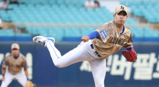 23일 오후 대구삼성라이온즈파크에서 열린 키움히어로즈와 삼성라이온즈 경기. 1회초 삼성 선발투수 원태인이 역투하고 있다. 연합뉴스