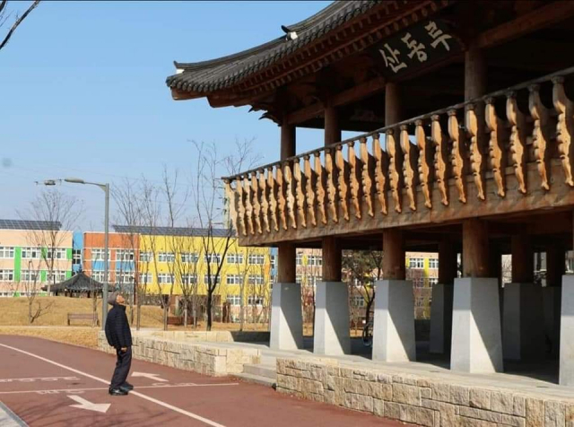 왕산 허위 선생 친손자 허경성 어르신이 당초 명칭이 왕산루에서 산동루로 바뀐 현판을 바라보고 있다. 민족문제연구소 구미지회 제공