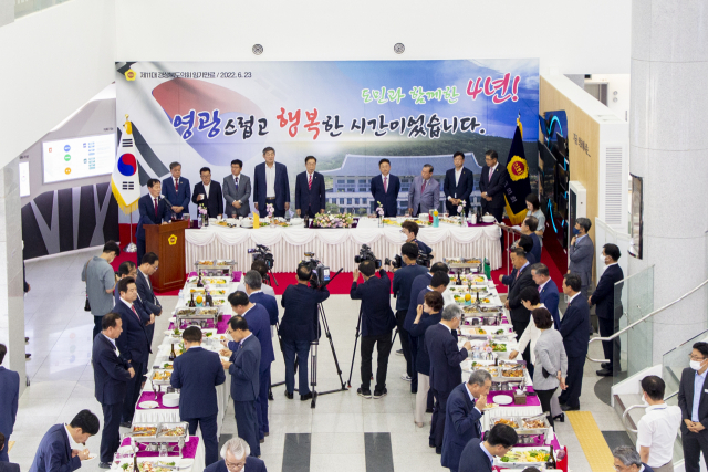 제11대 경상북도의회가 23일 제331회 임시회 폐회를 끝으로 4년간 의정활동을 마무리했다. 이날 경북도의회 청사 1층 로비에서 도의회 임기만료 행사를 했다. 경북도의회 제공