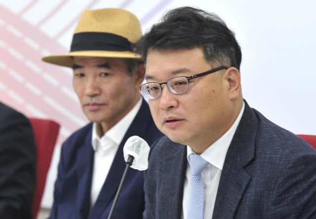 24일 오전 국회에서 열린 국민의힘 해수부 공무원 피격사건 진상조사 TF 유족 초청 간담회에서 유족의 법률대리인 김기윤 변호사가 발언하고 있다. 왼쪽은 2020년 서해상에서 북한군에 사살된 해양수산부 공무원 이대준씨의 형 이래진 씨. 연합뉴스