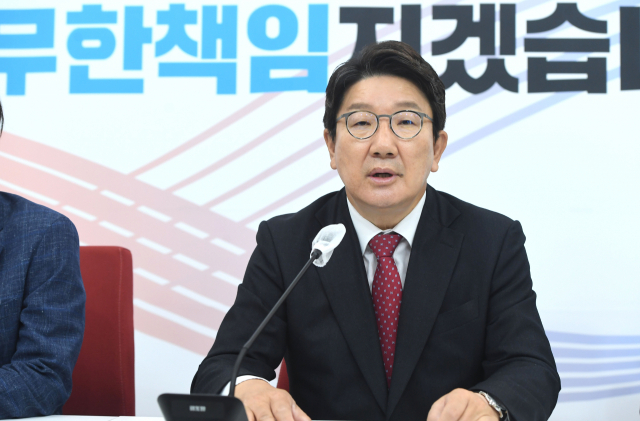 국민의힘 권성동 원내대표가 24일 오전 국회에서 열린 해수부 공무원 피격사건 진상조사 TF 유족 초청 간담회에서 발언하고 있다. 연합뉴스