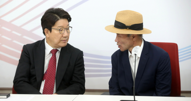 국민의힘 권성동 원내대표가 24일 오전 국회에서 열린 해수부 공무원 피격사건 진상조사 TF 유족 초청 간담회에서 이대준 씨의 형 이래진 씨와 대화하고 있다. 연합뉴스