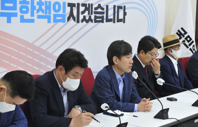 24일 오전 국회에서 열린 국민의힘 해수부 공무원 피격사건 진상조사 TF 유족 초청 간담회에서 TF 위원장인 하태경 의원이 발언하고 있다. 연합뉴스