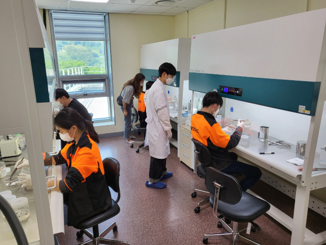 한국산림과학고등학교 학생들이 국립백두대간수목원 연구실에서 전문가들의 도움을 받아 식물 배양과 관련된 다양한 실무 현장 교육을 받고 있다. 국립백두대간수목원 제공