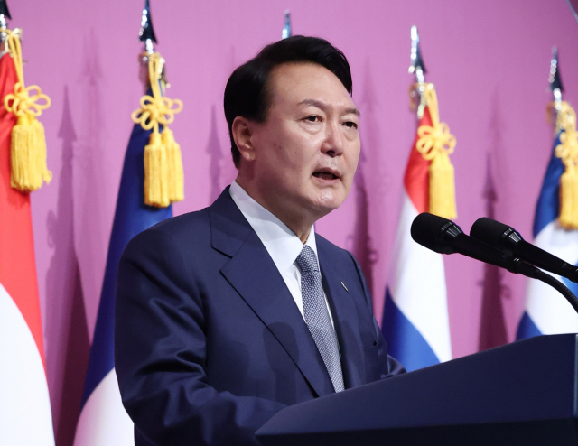 윤석열 대통령이 6·25전쟁 72주년을 하루 앞둔 24일 서울 중구 신라호텔에서 열린 국군 및 유엔군 참전유공자 초청 오찬에서 격려의 인사말을 하고 있다. 연합뉴스