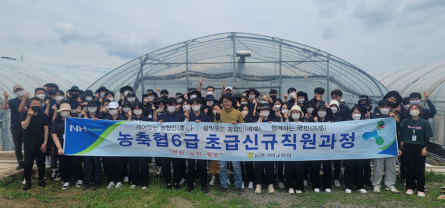 봉사 참여자들이 기념촬영을 하고 있다. 농협구미교육원 제공