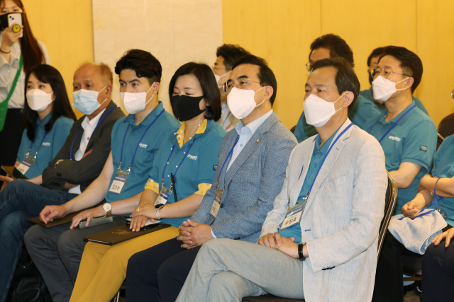 더불어민주당 우상호 비상대책위원장(앞줄 오른쪽)과 박홍근 원내대표(앞줄 오른쪽 두번째)가 24일 오전 충남 예산군 덕산리솜리조트에서 열린 