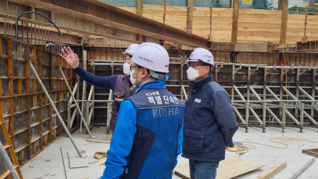한국산업안전보건공단의 공사 현장 안전 점검 모습. 안전보건공단 제공