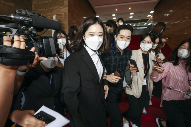 더불어민주당 박지현 공동비상대책위원장이 2일 오전 서울 여의도 국회 당대표 회의실에서 총사퇴 의사를 밝히는 입장문을 발표한 뒤 국회를 나서고 있다. 연합뉴스